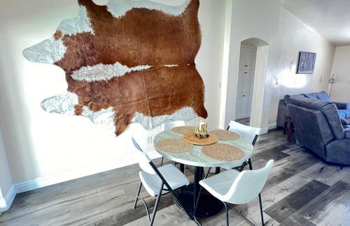 King Bed - Hot Tub, 3 Queens, Home away from home - Foto 28