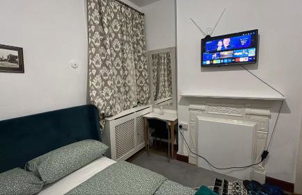 LARGE SELF CATERING HOUSE WITH WiFi CLOSE TO TRANSPORTS - Photo 12