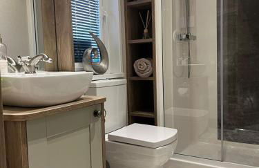 Kingfisher Lodge - Lakeside Lodge With Hot Tub - Foto 43