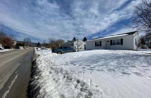 Rutland's Hidden Gem: 2 Br/1ba Renovated Home Close To Everything 2 Bedroom Home - Foto 47