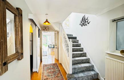 Inviting 2 Bed Guest House steps away from Ascot Racecourse 3 mins drive, 5 mins to Legoland, 12 mins to Windsor Castle Perfect for families & racegoers alike - Foto 19