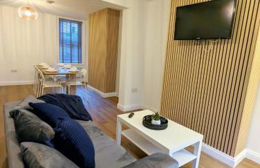 3-Bed, Sleeps 6, 1 Bath, Parking, WiFi - Photo 1