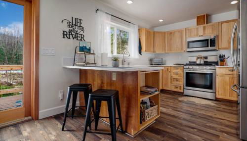 Brightwood Riverfront Getaway - Photo 2