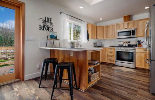 Brightwood Riverfront Getaway - Photo 2