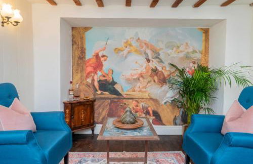 Heron Stays Bath- Historic Pub Retreat, Original Beams, Parking, Sleeps 9, 3 Miles to Bath Central - Photo 1