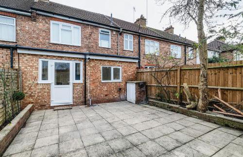 Luxurious 2 bedroom flat with parking and garden, 5 mins walk to train station and bus stop opposite property - Foto 44