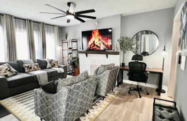 Calm 4BR-3BA 10 min DT Airport by LSP Homes - Foto 3