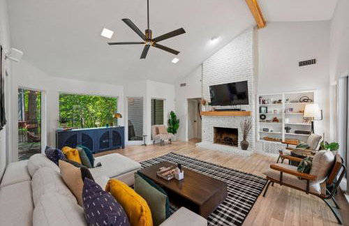 Garland Treehouse Villa: Patio Feasts & Creekside by Vacation Your way - Foto 8