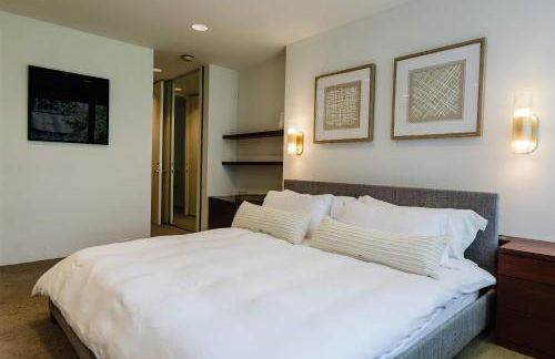 Private Beautiful Townhome w Zen Garden - Photo 11