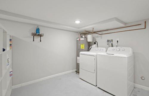 Charming 4BR with Private Patio and Historic Row Downtown - Foto 23