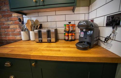 NEW Refurbished Cottage near Alton Towers Sleeps 6 Ashbourne Peak District Derbyshire - Foto 35