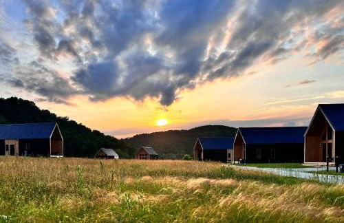 Three Suns Full Rental | 8 Cabins | Views | River - Foto 13