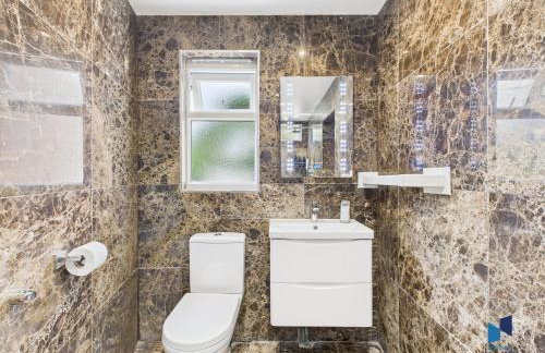 Modern 4BR House, Spacious, Garden, Free Parking - Foto 9