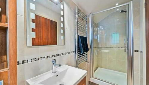Beautiful 2 bedroom property in Sutton - Photo 4