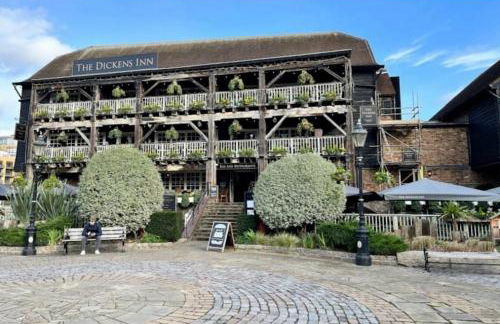 Amazing location 1 BD flat on St Katharine's Docks - Photo 9