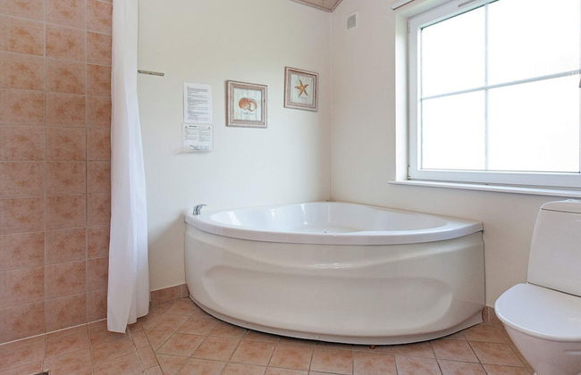 8 Person Holiday Home on a Holiday Park in Grasten - Foto 8