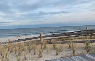 Gorgeous beach house with large pool & private beach, just 3 blocks away!! - Foto 57