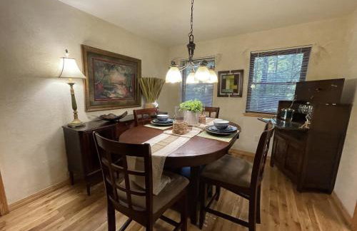 C19, One bedroom luxury, log-sided Couple's Cottage with private hot tub and unique extras cottage - Foto 13