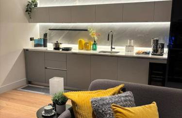 Luxury 2BR- Sleeps 5- Westfield Apartment- 3 min to station- Perfect for Families Shopping - Foto 24