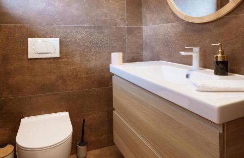 Amazing Home In Dicmo With Kitchen - Photo 40