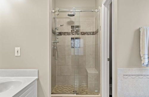 Private Fenced Yard • Sleeps 10 • Mins to Malls - Foto 21