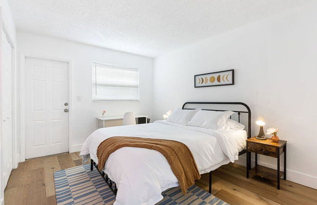 Stylish 2 BR Condo - Free Parking on Premises - Photo 9