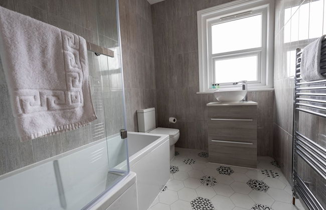 Kensington Place - 4 Bedroom Home w Free Parking - Photo 66