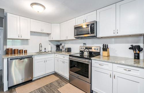 Cozy & Modern w Hot Tub, Fire Pit, Grill & Pond - Photo 6