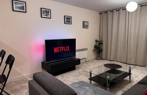 Cosy 2-Bed Modern City Apartment with Balcony - Foto 7