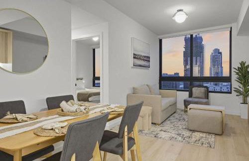 Upscale Downtown Condo Pool Gym & Skyline Views - Foto 19