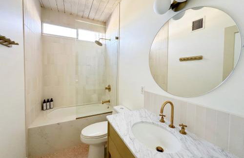 Retro Rendezvous Pool and Spa MidCentury Modern Home - Foto 60