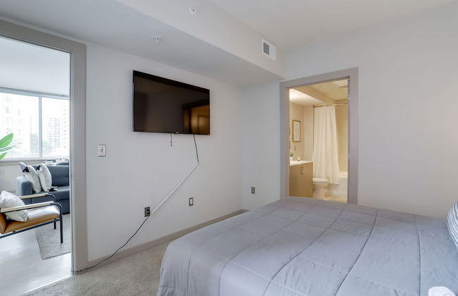 Cozy Condo Crystal City Rooftop - Photo 6