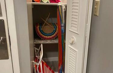 Fun cozy beach retreat! Steps to beach, heated pool & pickleball - Foto 8