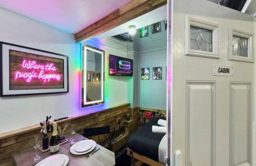 Kinky Kabin w Hot Tub, Sauna and Rooftop Garden - Foto 17