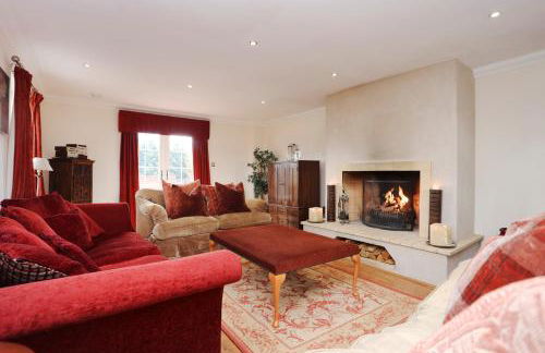 JOIVY Greenknowes Estate with Hot Tub and Bar - Farmhouse and Lodge - Photo 54