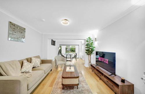 Lux 5 Bed sleeps 11, 10 mins from Wembley Stadium, Jacuzzi and Steam Shower - Photo 5