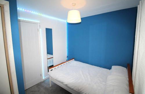 3 Bedroom House - Parking - Wifi - Fully Refurbished Throughout - New Kitchen & Bathroom - Foto 22