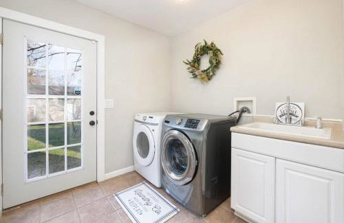 Large 4 Bedroom Home Close to Airport and IX Center - Foto 20