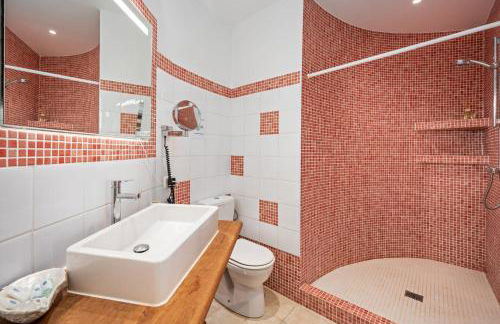 Villa La Genestière - Familienoase und Golfertraum mit Infinity-Pool und 180-Grad-Panoramablick bis zum Meer - Foto 57