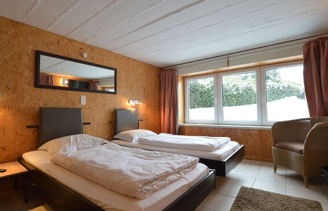 Spacious Home With Garden - Photo 2