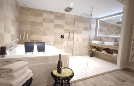 Instant Plaisirs - T2 60m2 avec Terrasse et Balnéo privative - Foto 13