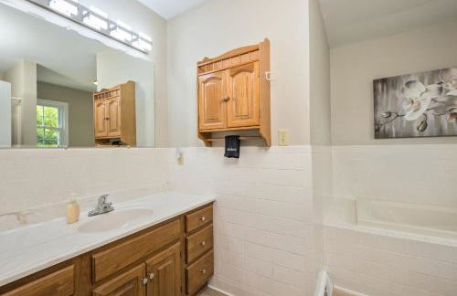 Family and Pet Friendly Retreat with Sauna, Firepit, Pond Views Near Route 151 Wineries - Foto 22