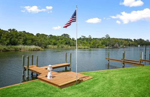 Waterfront oasis with private pool, game room, fire pit and volleyball court - Foto 10