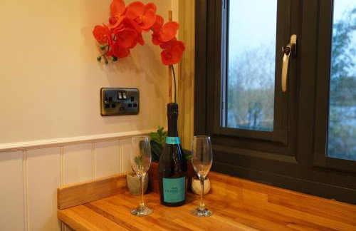 The Dragonfly - Luxury Lakeside Shepherds Hut - Foto 20