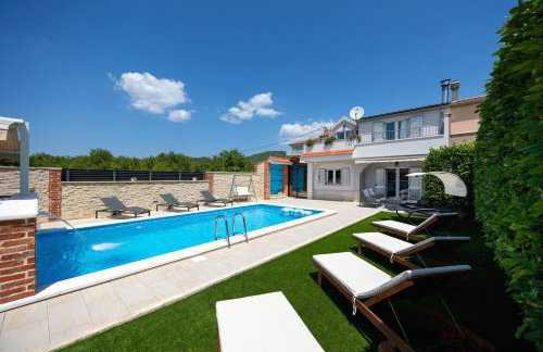 Villa Vision with Heated Pool & Jacuzzi in Sestanovac - Foto 1