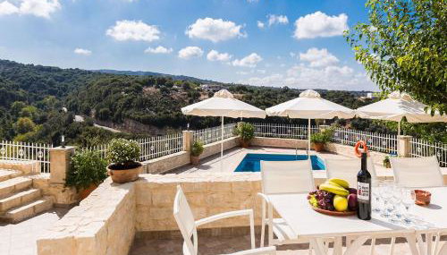 Antigoni Villa, Spacious Nature Retreat with Pool, By ThinkVilla - Foto 4