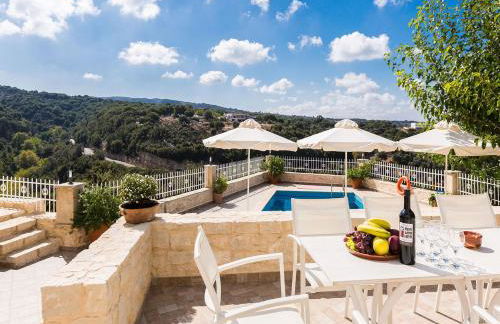 Antigoni Villa, Spacious Nature Retreat with Pool, By ThinkVilla - Foto 4