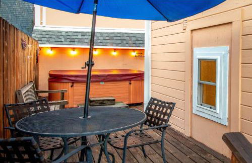 The Golden Parlor- Historic Victorian, Hot Tub - Foto 44