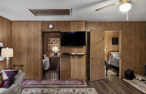 Riverfront Cabin Wood Stove Fire Pit & Grill - Foto 16