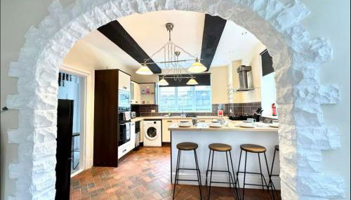 Spacious 6-Bed with Pool Table Desks in every room - Foto 5, minibar